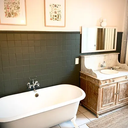 Sous Le Tilleul De La Condomine