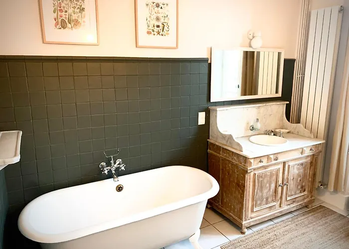 Sous Le Tilleul De La Condomine