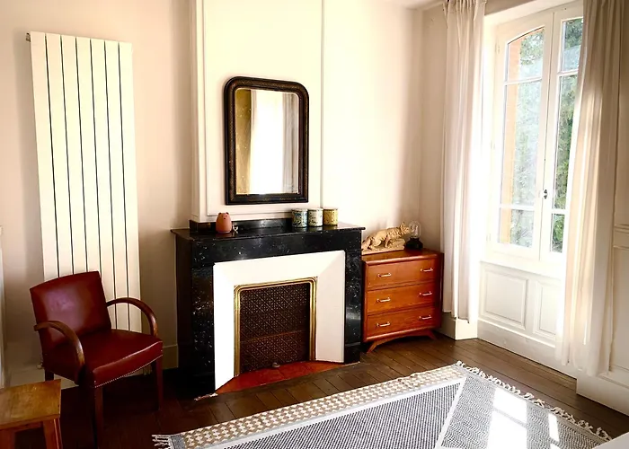 Sous Le Tilleul De La Condomine *